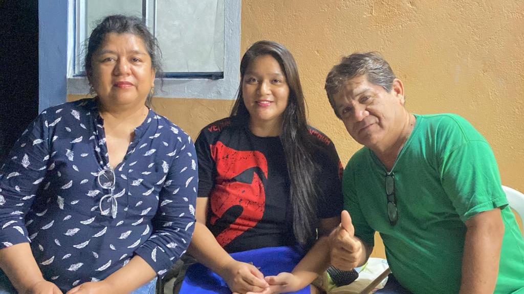 Los Camacho Dioses, familia espiritual del Papa León XIV, en Chulucanas, Perú; Mildred, en el centro.