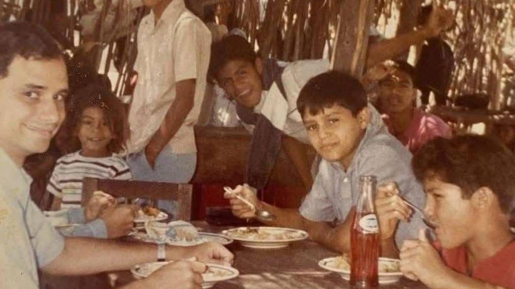 Robert Francis Prevost (i) comiendo con los monaguillos en 1985.