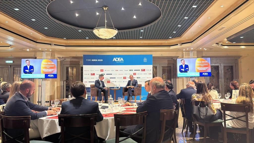 El concejal de Urbanismo, Víctor Serrano, durante el foro celebrado por ADEA.