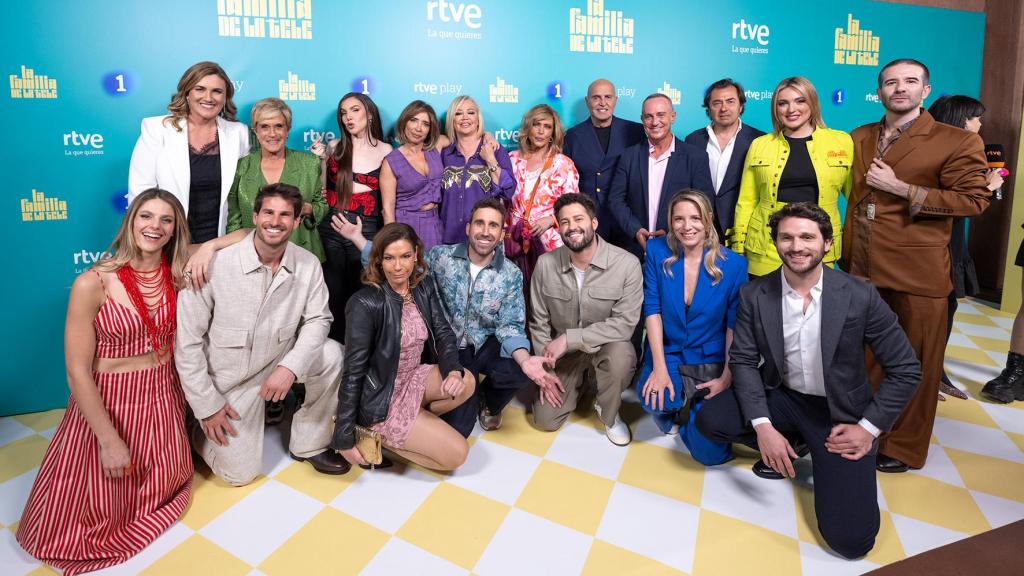 María Patiño y el grupo 'La familia de la tele'.