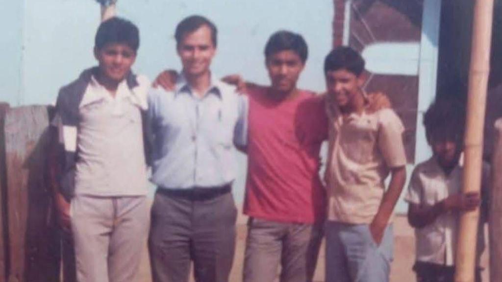 Robert Francis Prevost (2i), hoy León XIV, con un grupo de monaguillos de Chulucanas.