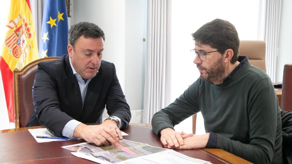 El presidente de la Deputación da Coruña, Valentín González, y el alcalde de Arteixo, Carlos Calvelo.