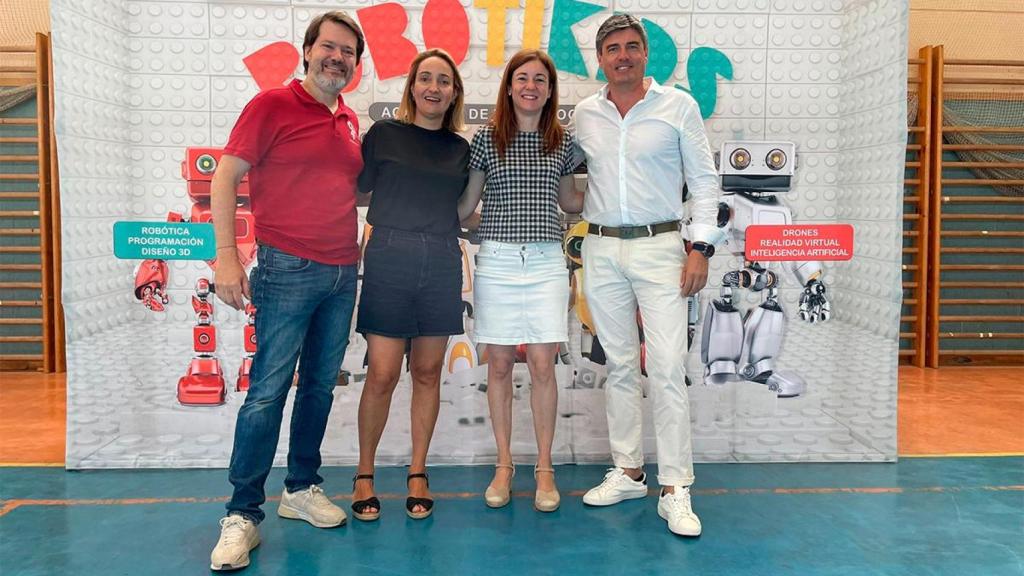 Eva Camus y Charles Prieto junto al alcalde de Villajoyosa en la última Copa.
