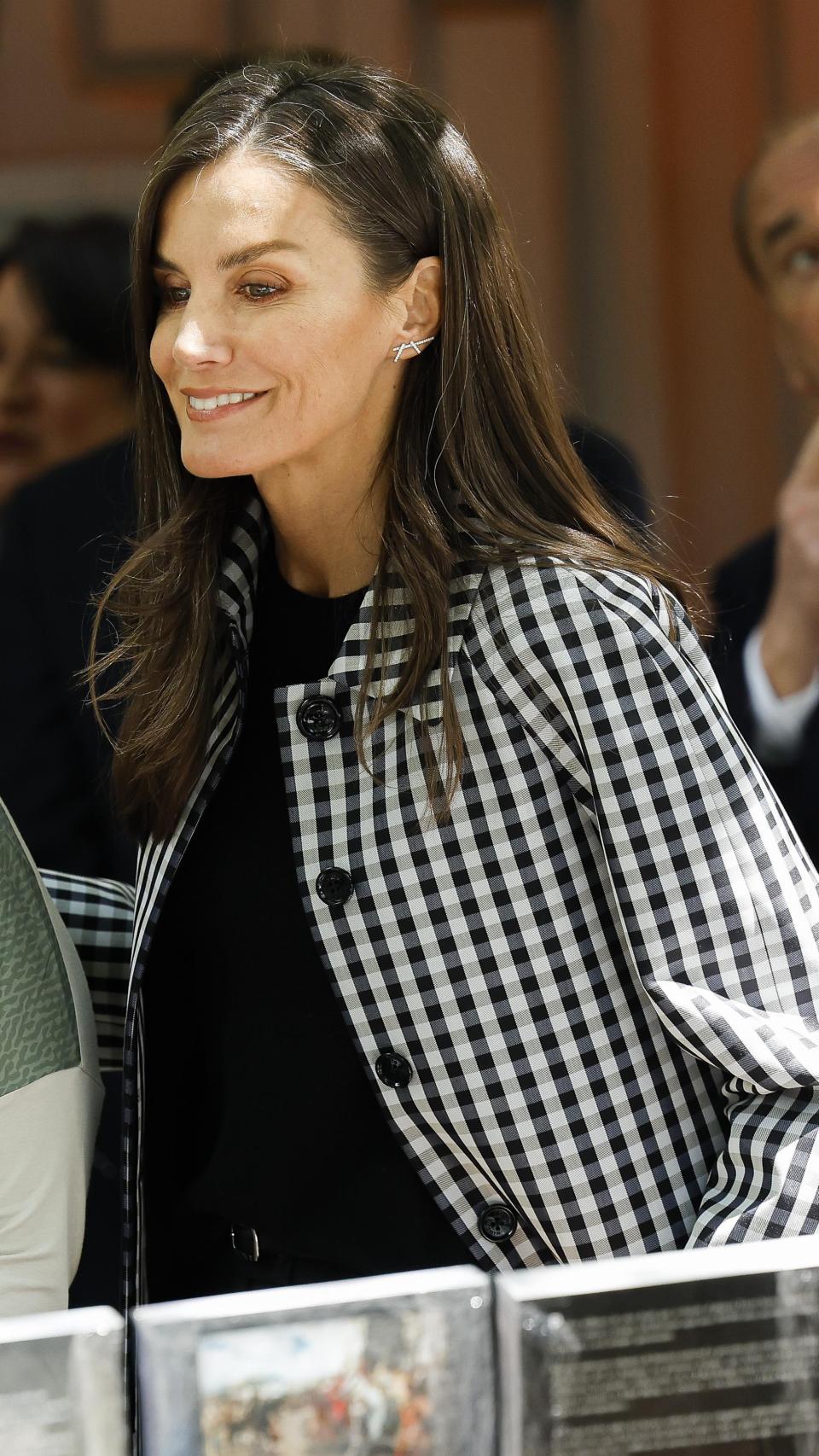 La reina Letizia ha lucido los pendientes de dobles dagas de Gold & Roses que llevan en su joyero más de siete años.