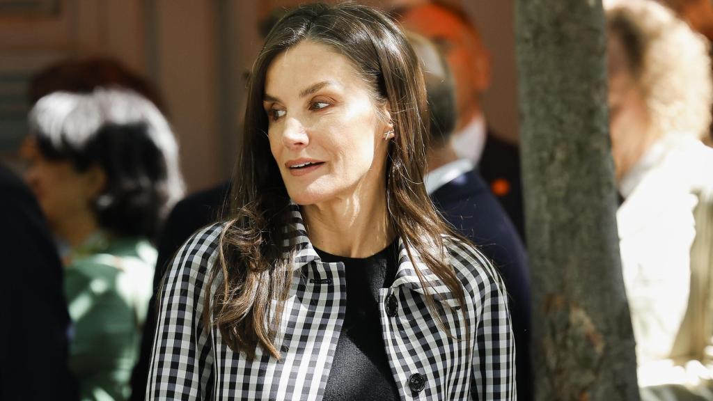 La reina Letizia, este viernes por la mañana en la Feria de Libros permanente en la Cuesta de Moyano, en Madrid.