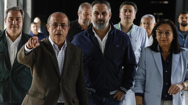 El portavoz de Vox en Les Corts, José María Llanos, el presidente de Vox Valencia, Ignacio Gil Lázaro, el presidente de Vox, Santiago Abascal, y la presidenta de Les Corts, Llanos Massó. Rober Solsona / Europa Press