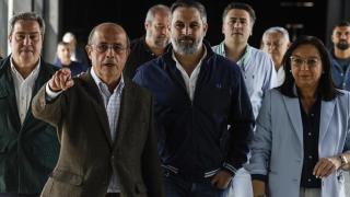 El portavoz de Vox en Les Corts, José María Llanos, el presidente de Vox Valencia, Ignacio Gil Lázaro, el presidente de Vox, Santiago Abascal, y la presidenta de Les Corts, Llanos Massó. Rober Solsona / Europa Press