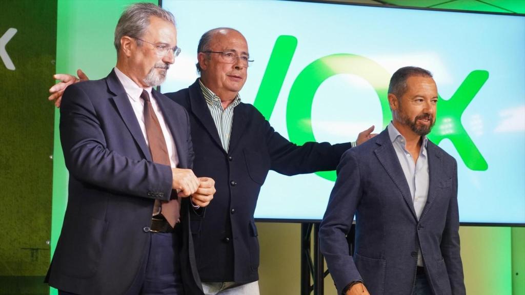 Ignacio Gil Lázaro, junto a Carlos Flores y Juanma Badenas. Eduardo Manzana / Europa Press