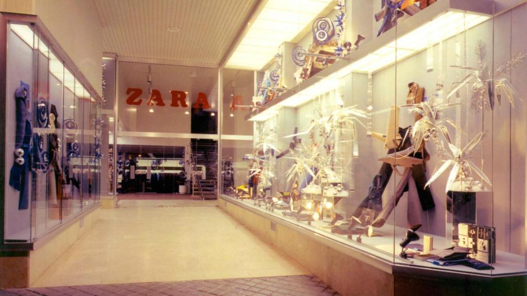 Imagen de 1975 de la entrada a la antigua tienda Zara en el número 28 de la calle Torreiro de A CoruñaA Coruen 1975.