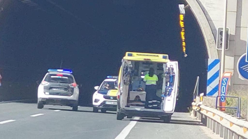 Las autoridades llegan al túnel de la AP-7, tras el incendio de un camión.