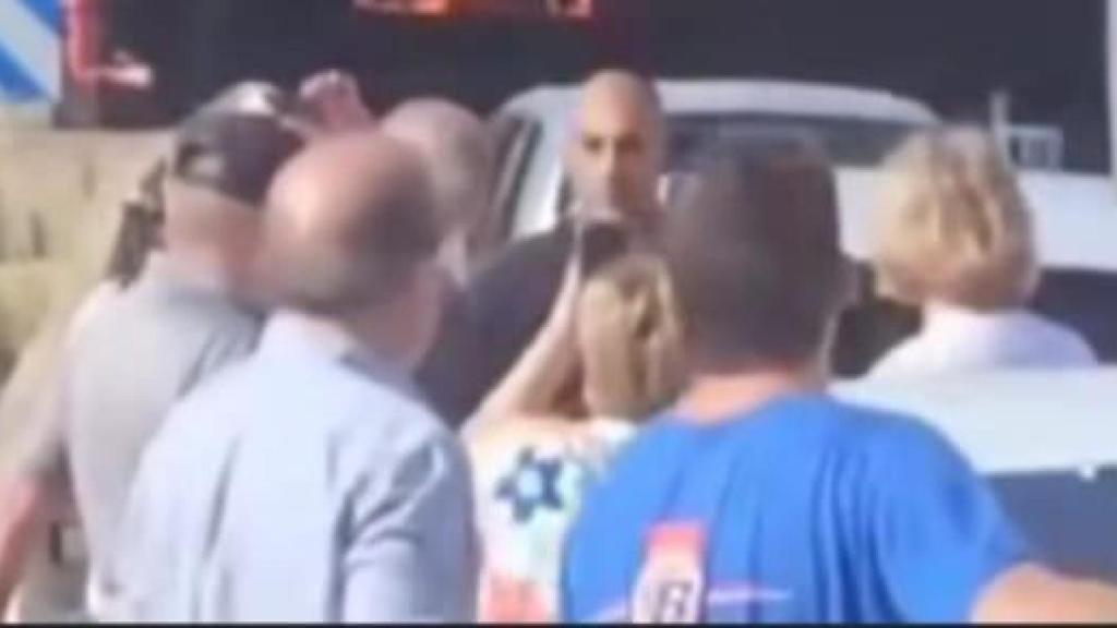 Nabil (el único que mira hacia la cámara), entre la multitud frente al túnel de la AP-7.