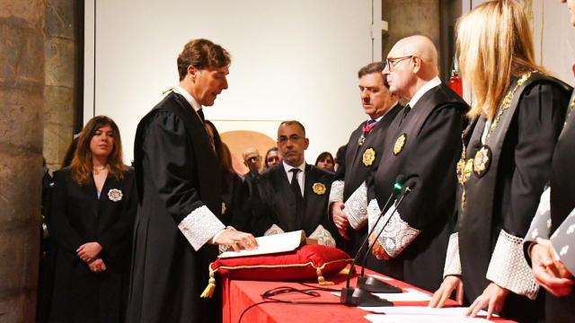 El magistrado, Manuel Luna, toma posesión en el cargo.