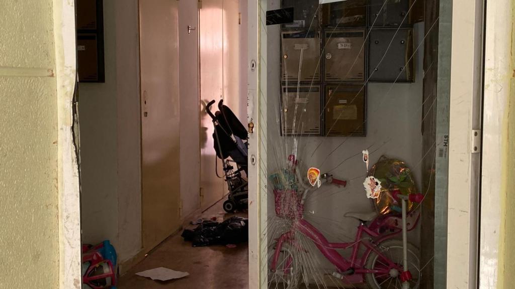 Situación de suciedad y degradación en el interior del patio del edificio 8 de la calle Montañés de Zaragoza