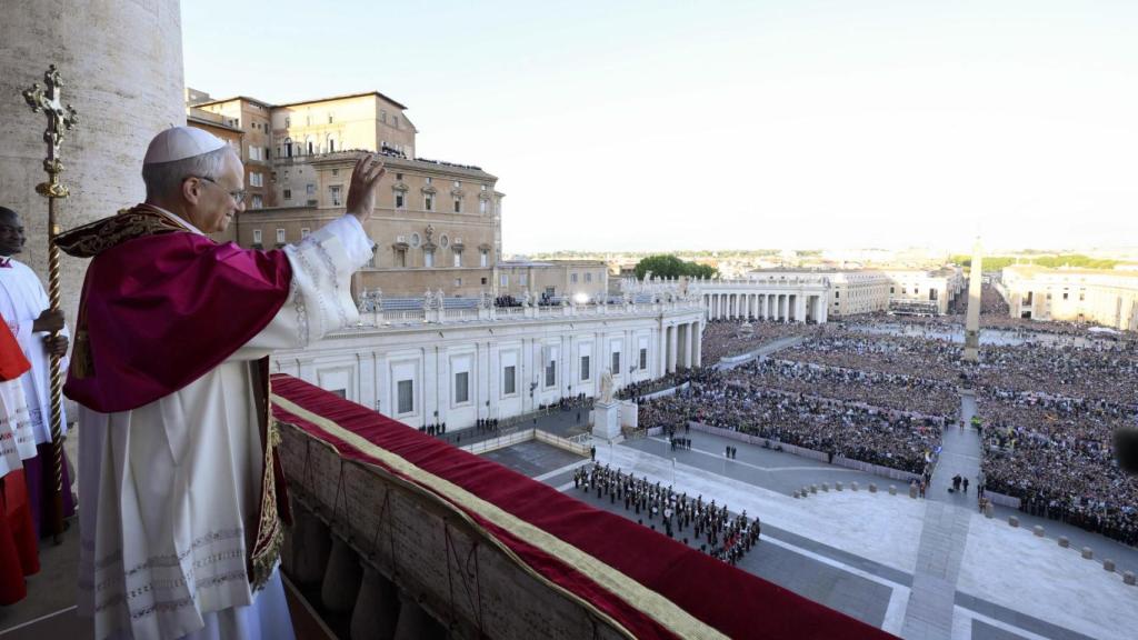 León XIV saludando a su fieles en el Vaticano.