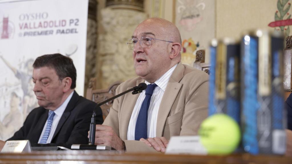 Luis Miguel González Gago y Jesús Julio Carnero en la presentación del pádel este viernes