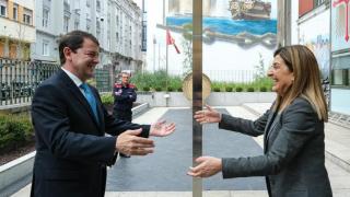 El presidente de la Junta, Alfonso Fernández Mañueco, saluda a la presidenta del Gobierno de Cantabria, María Jesús Sáenz de Buruaga, a su llegada a Santander, este viernes