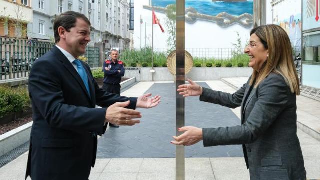 El presidente de la Junta, Alfonso Fernández Mañueco, saluda a la presidenta del Gobierno de Cantabria, María José Sáenz de Buruaga, a su llegada a Santander, este viernes