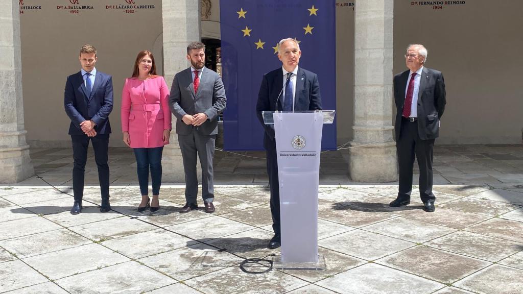El jefe del Servicio de Acción Exterior de la Junta de Castilla y León, Javier Ruiz Escanciano; la diputada Yolanda Burgoa; el concejal del Ayuntamiento de Valladolid, Francisco Blanco; y el rector de la Universidad de Valladolid, Antonio Largo