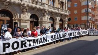 Representantes políticos y vecinos de La Unión despliegan una pancarta contra el proyecto de sellado anunciado por el MITECO.