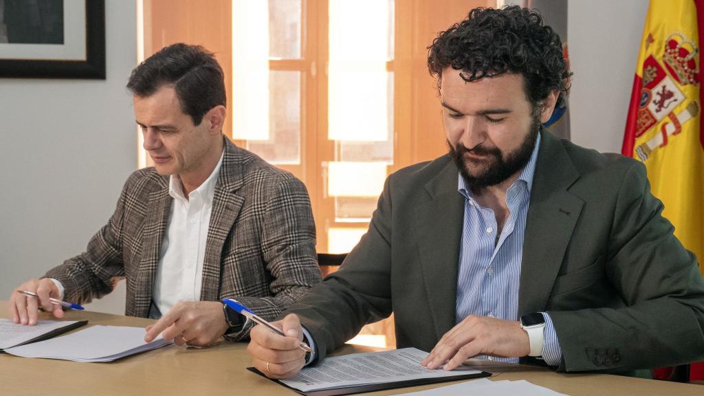 El alcalde de La Unión y presidente de la Fundación Cante de las Minas, Joaquín Zapata (d); y el director del centro industrial de Repsol en Cartagena, Antonio Mestre (i).