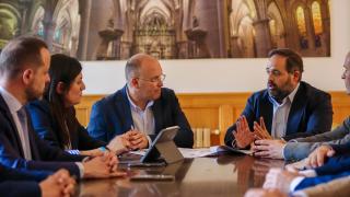 Miguel Ángel Tellado Filgueira, portavoz del Grupo Parlamentario Popular en el Congreso de los Diputados junto a Paco Núñez, presidente del PP de Castilla-La Mancha.