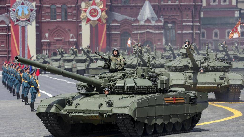 Tanques rusos T-90 participan en el desfile militar del Día de la Victoria en la Plaza Roja de Moscú.