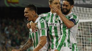 Antony, Lo Celso e Isco celebran un gol contra la Fiorentina.