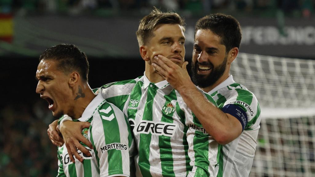 Antony, Lo Celso e Isco celebran un gol contra la Fiorentina.