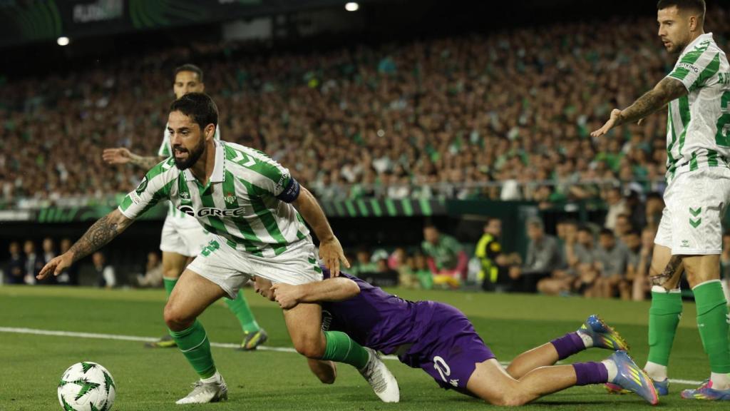 Isco regatea a un futbolista de la Fiorentina.
