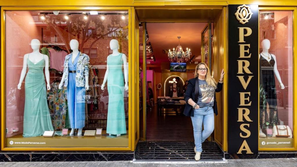 La fachada de 'Perversa', con su propietaria en la puerta.