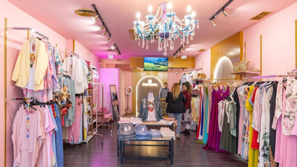 El interior de la tienda de ropa.