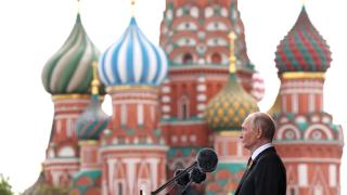 : El presidente ruso, Vladímir Putin, pronuncia un discurso en la Plaza Roja durante el desfile militar del Día de la Victoria.