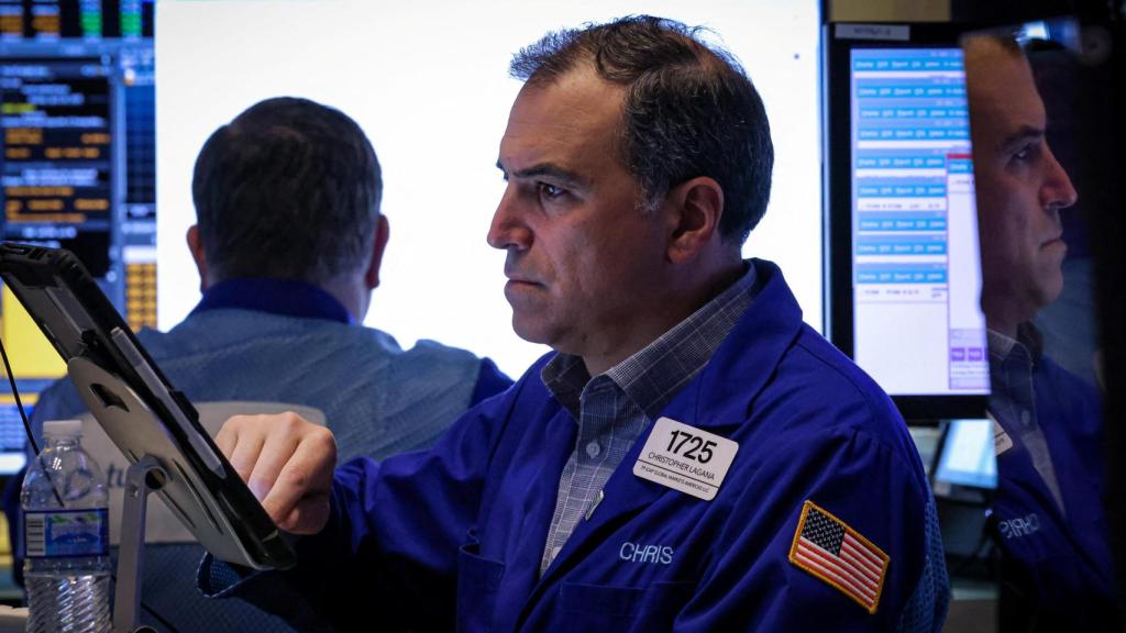 Un operador trabaja en el parqué de la Bolsa de Nueva York.