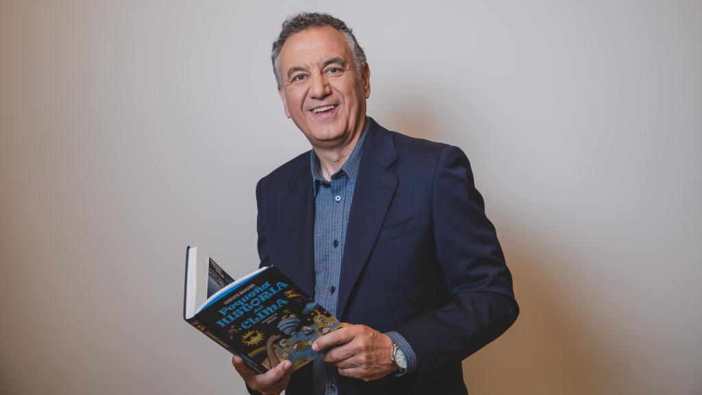 Roberto Brasero, con su nuevo libro 'Pequeña historia del clima' (Espasa) en las manos.