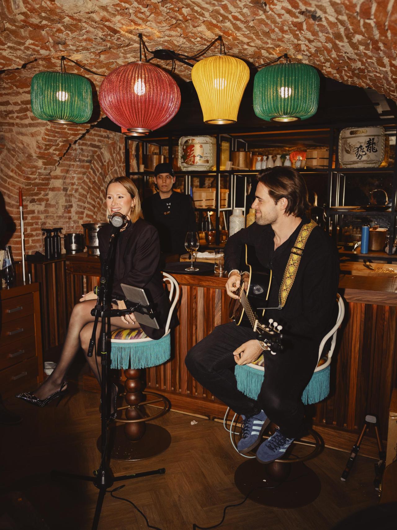 La hija de Alejandro Abad cantando.