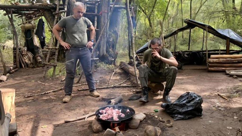 Dos personas haciendo fuego en uno de los cursos de superviviencia