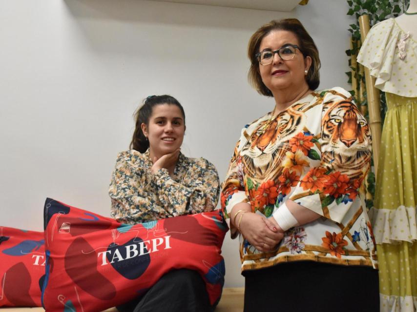 Ana Tabernero Pino y Mar San José De Frutos en el cose todo 'Tabepi', en el barrio de Parquesol (Valladolid).