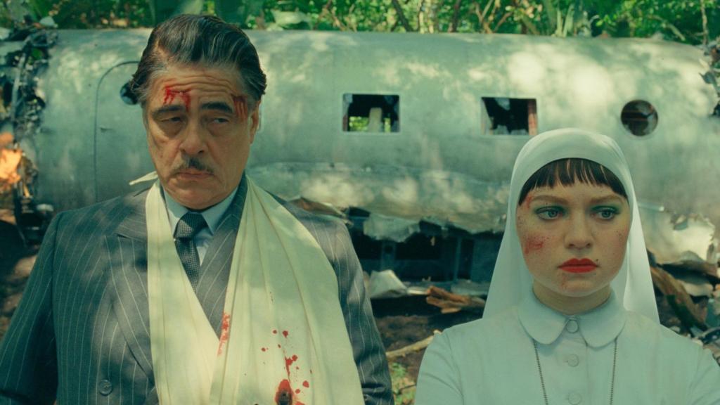 Benicio del Toro y Mia Threapleton, en 'La trama fenicia' (Wes Anderson)