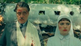 Benicio del Toro y Mia Threapleton, en 'La trama fenicia' (Wes Anderson)