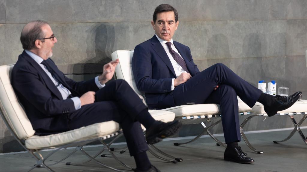 Héctor Grisi, consejero delegado de Santander, y Carlos Torres, presidente de BBVA, durante un encuentro de la Asociación Española de Banca (AEB).