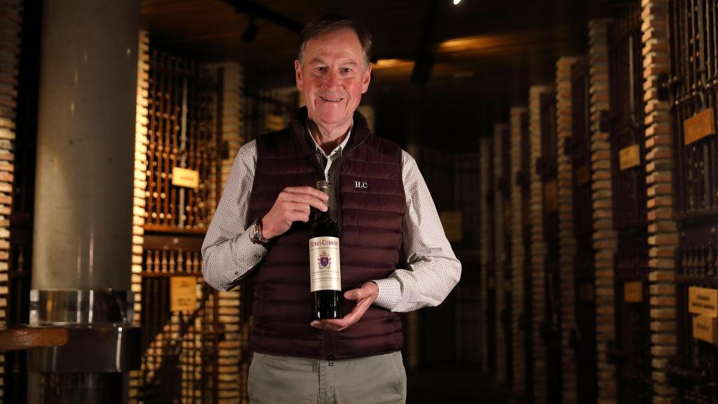 José Luis Heras Cordón, CEO de Bodegas Heras Cordón, posa con una botella del vino que suministra al Vaticano.