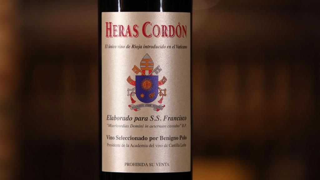 Detalle de la etiqueta de los ejemplares de Heras Cordón, el único vino de Rioja introducido en el Vaticano, elaborado para S. S. Francisco y seleccionado por Benigno Polo, presidente de la Academia del vino de Castilla y León.