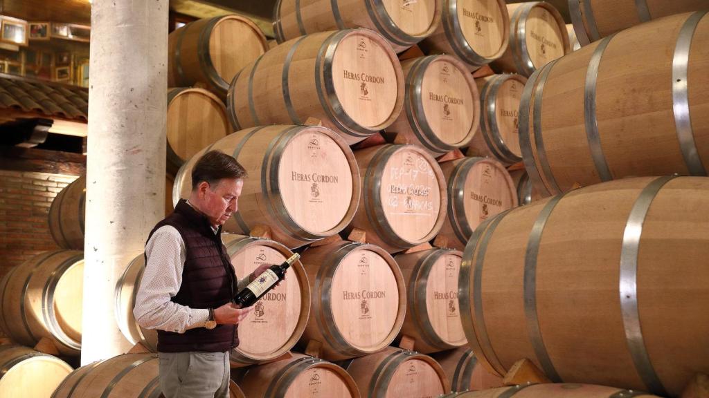 Juan Carlos Heras Cordón sostiene un ejemplar de sus botellas de vino creadas expresamente para el Papa Francisco.