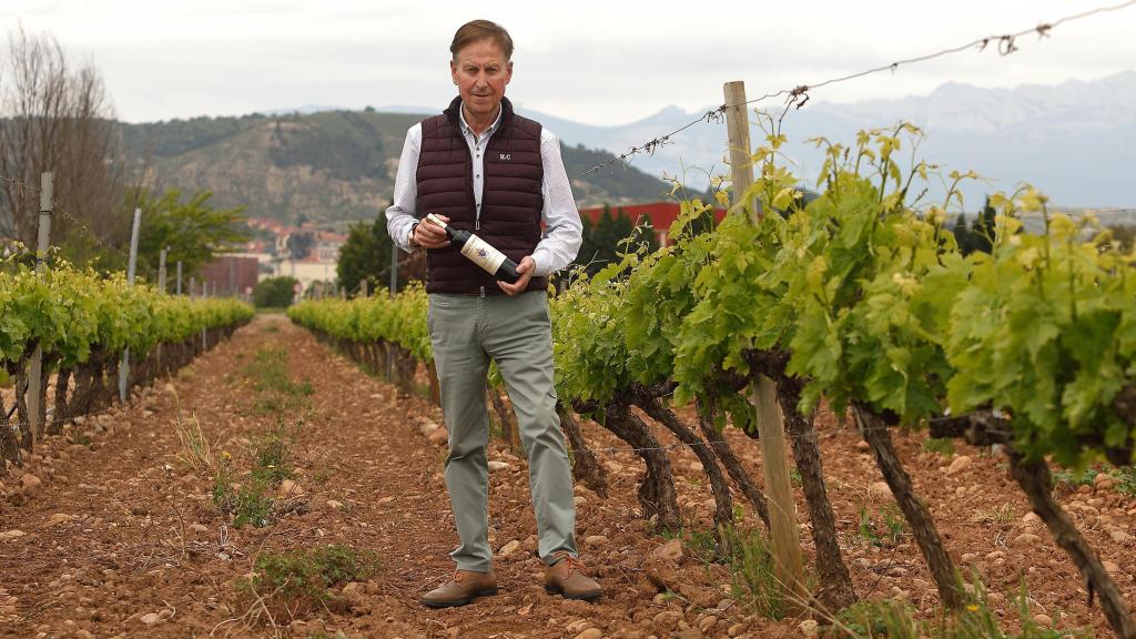 Juan Carlos Heras Cordón en los viñedos centenarios de los que cosechan las uvas tempranillo que se usan en sus crianza para el Vaticano.