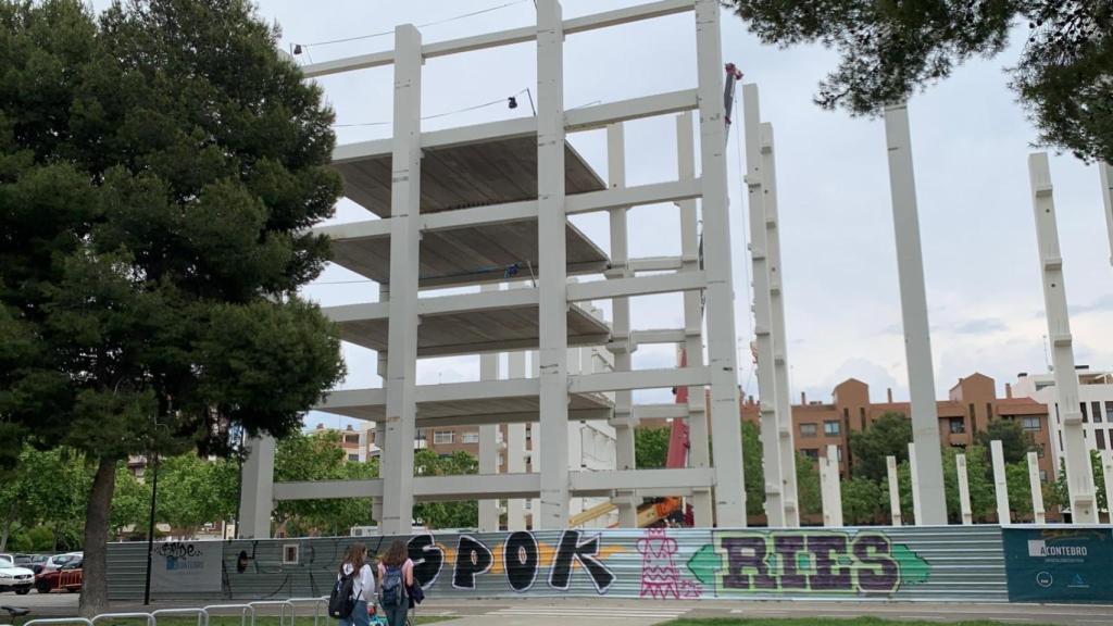 Vista del esqueleto de la residencia Aloha Pirineos desde la avenida Pirineos de Zaragoza