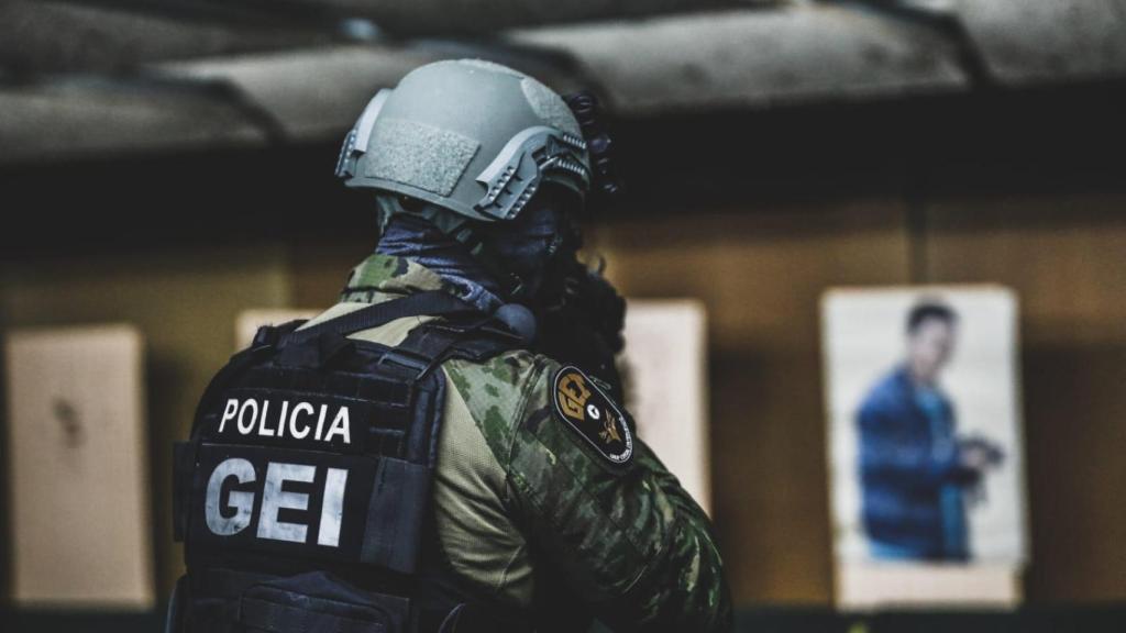 Un efectivo del GEI, durante un entrenamiento en las instalaciones de los Mossos d'Esquadra a las afueras de Sabadell.