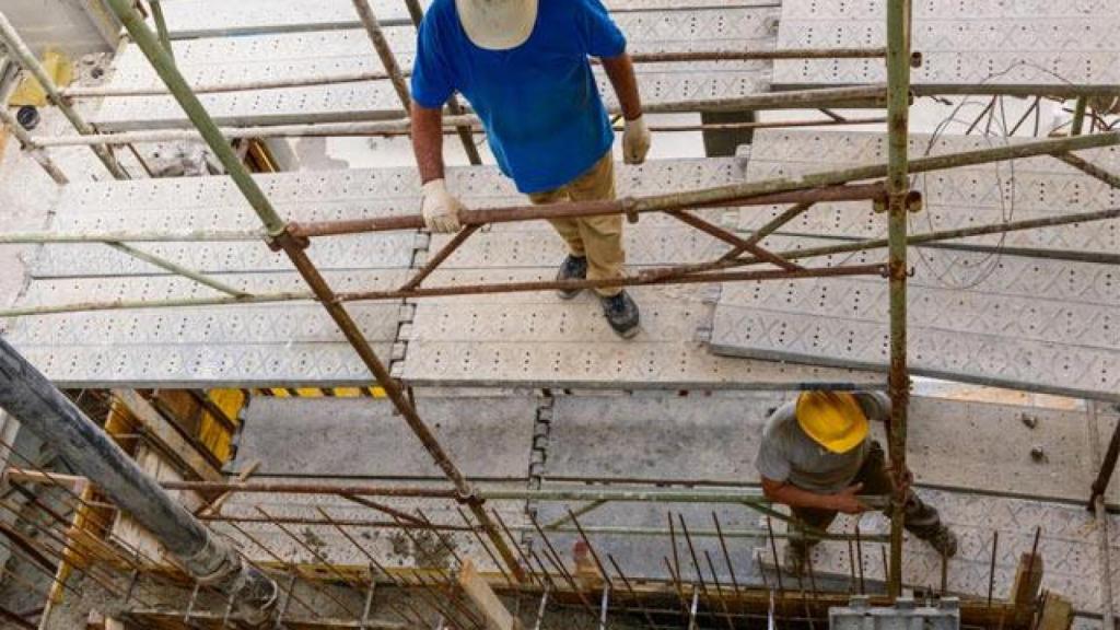Dos trabajadores en una obra.
