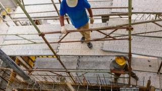 Dos trabajadores en una obra.