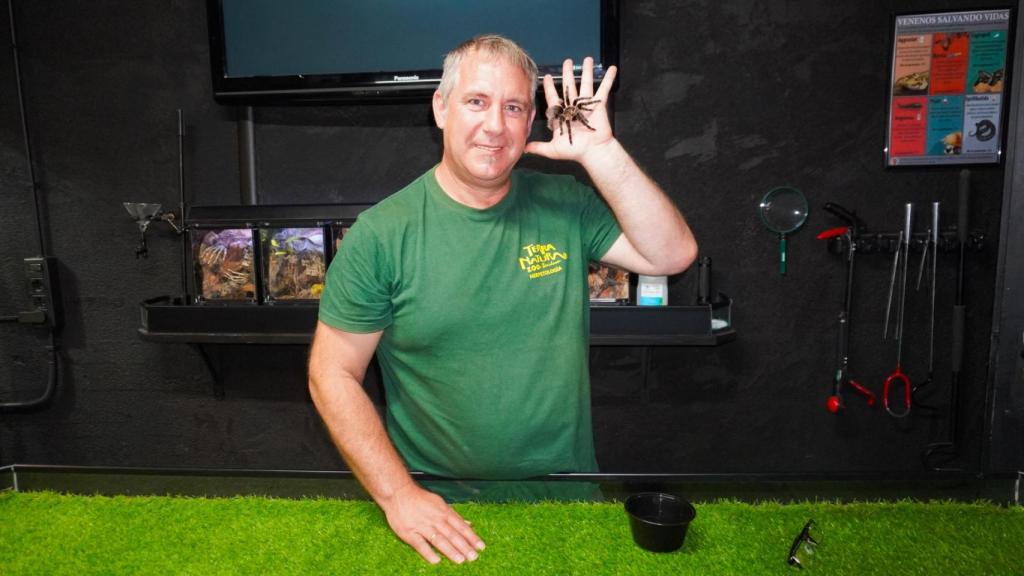 David Martí, responsable del departamento de Herpetología en la exposición El mundo del veneno de Terra Natura.