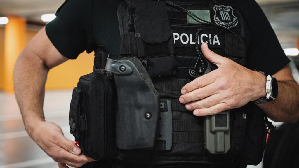 El 'cap' del GEI se prepara alistándose con uno de los chalecos que la unidad utiliza durante las intervenciones.